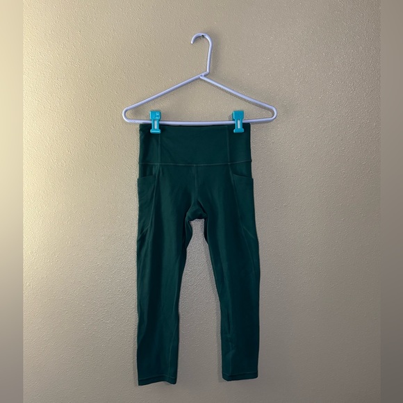 Athleta Pants - Athlete Salutation Stash Capri Leggings